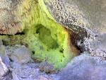 Höhle in den Schwefelfeldern