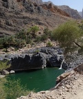 oder in der Oase mit Wasserfall in der Wüstenlandschaft