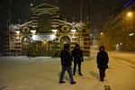 Im Schneetreiben vor den Markthallen