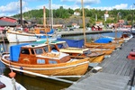 gepflegte Holzboote liegen im Hafen