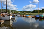 gepflegte Holzboote liegen im Hafen