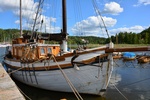 gepflegte Holzboote liegen im Hafen